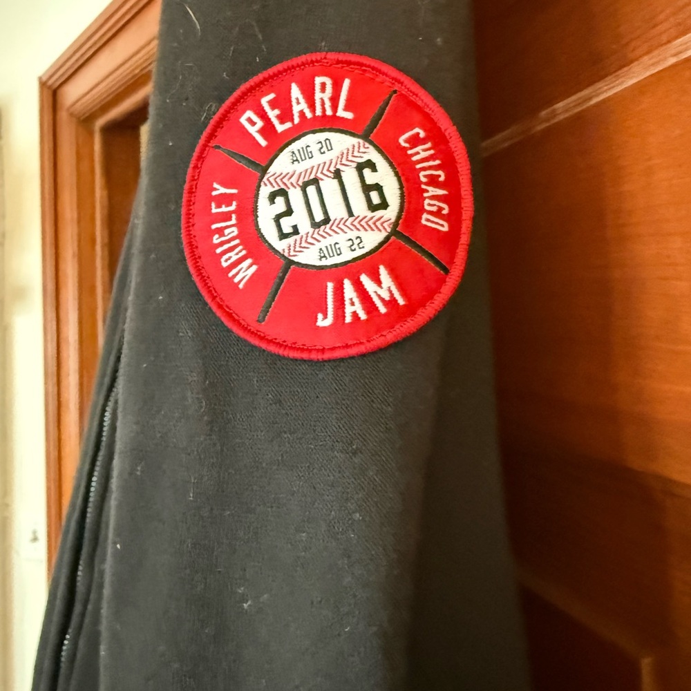 Pearl Jam official concert merch - 2016 Wrigley hoodie - Picture 5 of 7
